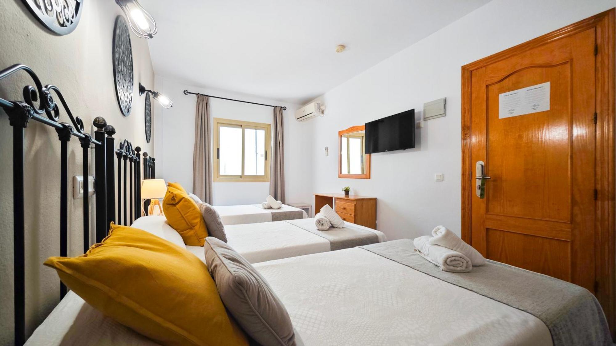 Hostal Dinamarca San Antonio  Bagian luar foto