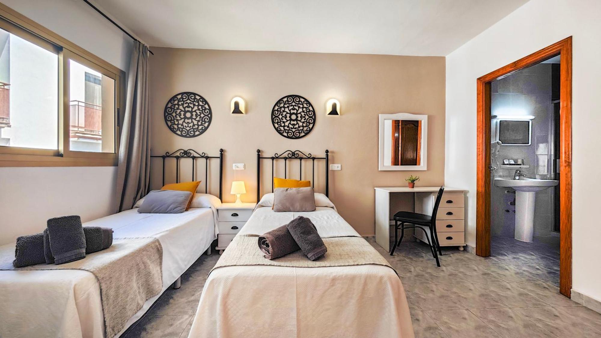 Hostal Dinamarca San Antonio  Bagian luar foto