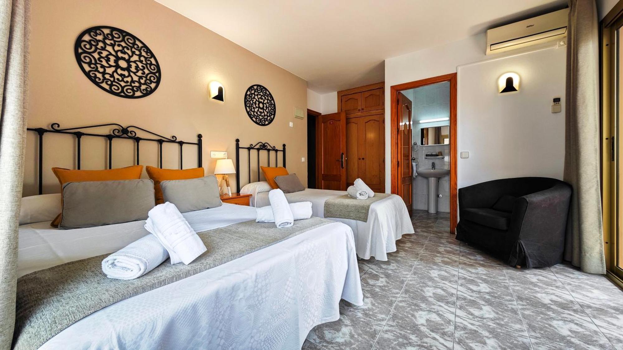 Hostal Dinamarca San Antonio  Bagian luar foto